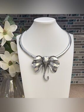Beautiful silver elephant head necklace